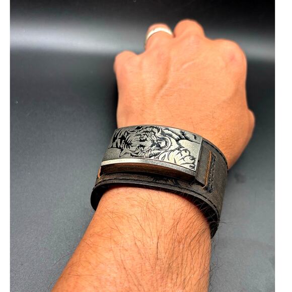 Vintage GUESS G55342L Armored Tiger Leather Cuff Flip Cover Y2K Watch main image 12